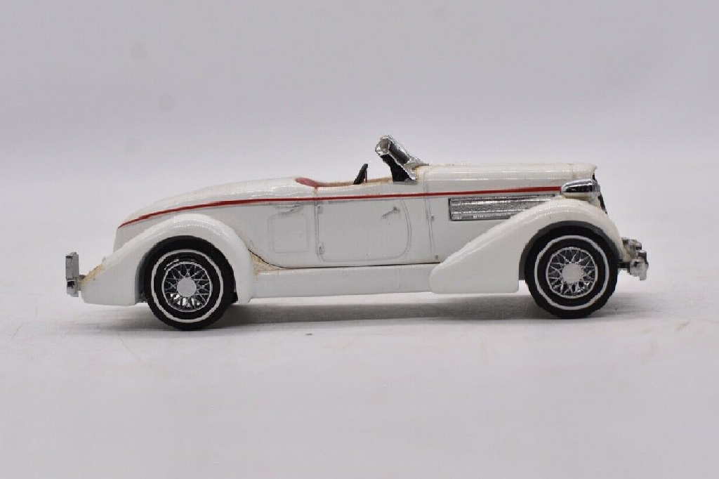 Matchbox Collectibles DYM38179; 1935 Auburn 851 Supercharged Speedster; White with red striping